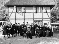 2025 DAS ALTE DORF (D)